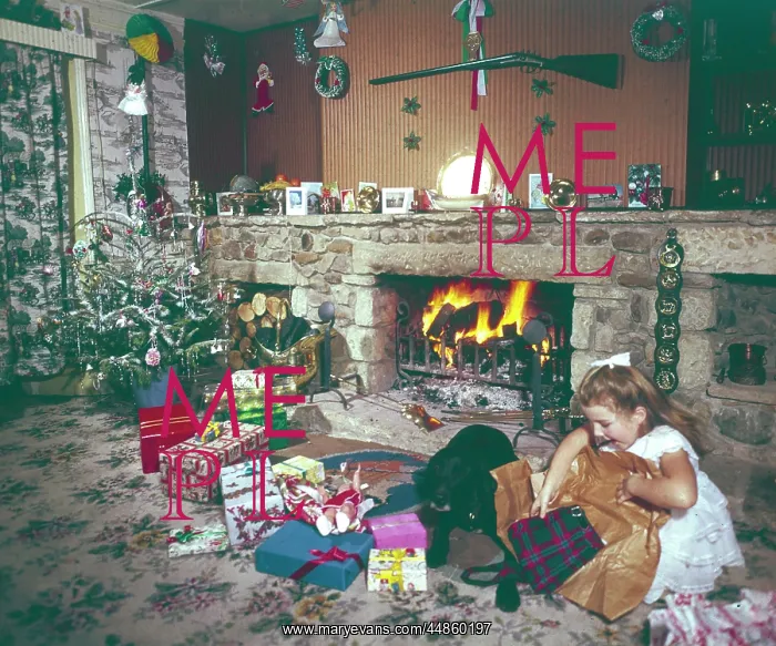 : GIRL OPENS XMAS PRESENTS : GIRL OPENS XMAS PRESENTS