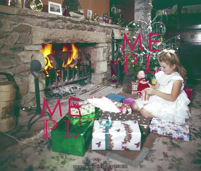 : GIRL OPENS XMAS PRESENTS : GIRL OPENS XMAS PRESENTS