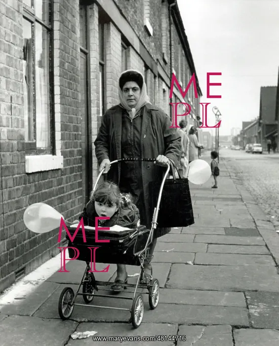  : Girl Pram Gran Balloon