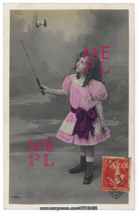 : GIRL THROWS DIABOLO