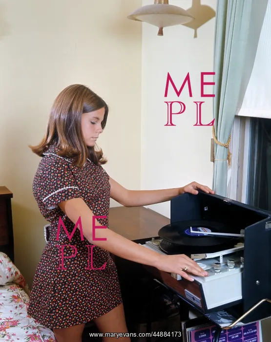  : Girl Turntable Record Player Stereo