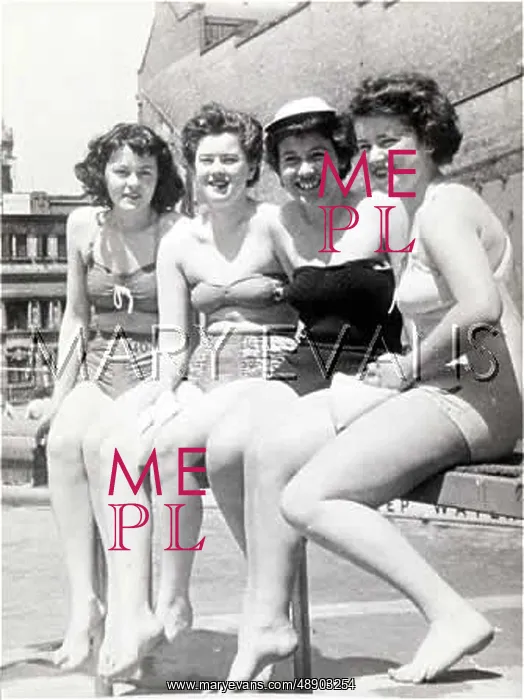 : GIRLS IN BATHERS 1950S : GIRLS IN BATHERS 1950S