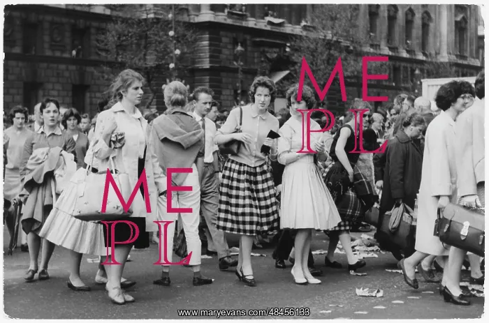 : GIRLS CROSS ROAD : GIRLS CROSS ROAD
