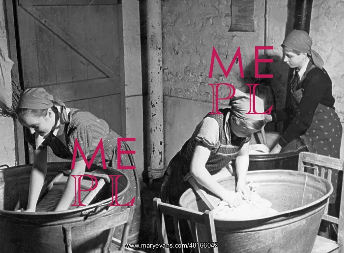  : Girls doing laundry, 30's
