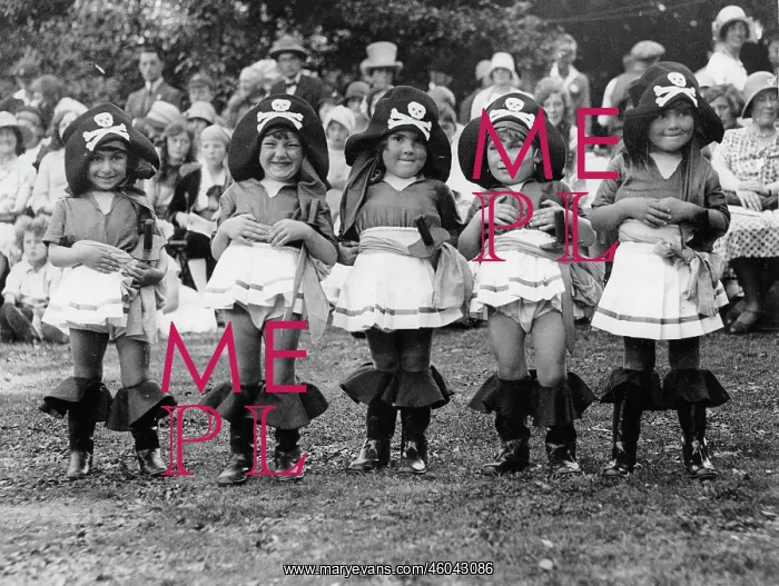 : Girls dressed as Pirates : Girls dressed as Pirates
