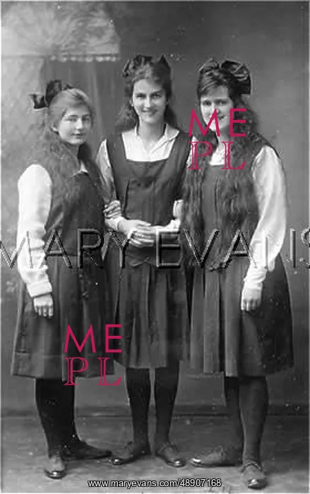 : GIRLS IN GYMSLIPS 1917 : GIRLS IN GYMSLIPS 1917