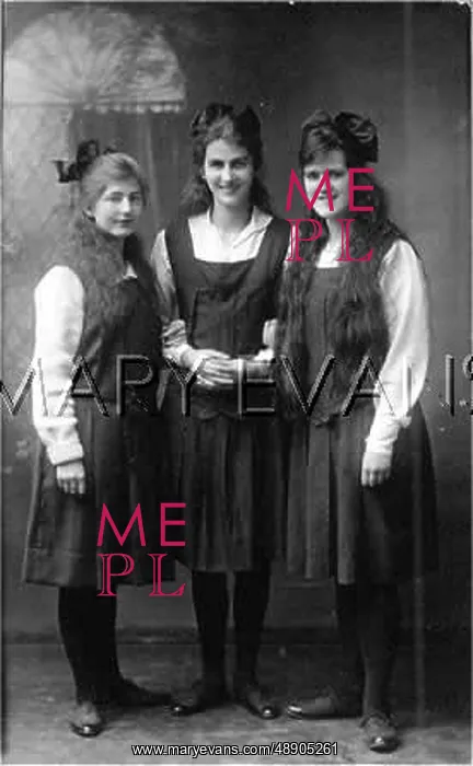 : THREE GIRLS IN GYMSLIPS : THREE GIRLS IN GYMSLIPS