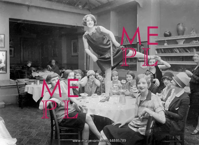 : GIRLS HAVING FUN 1920S : GIRLS HAVING FUN 1920S