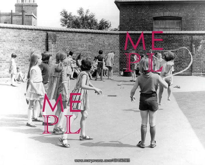  : GIRLS PLAYGROUND 1960S