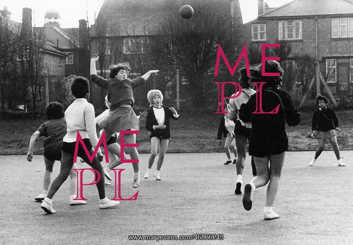  : GIRLS PLAYING NETBALL