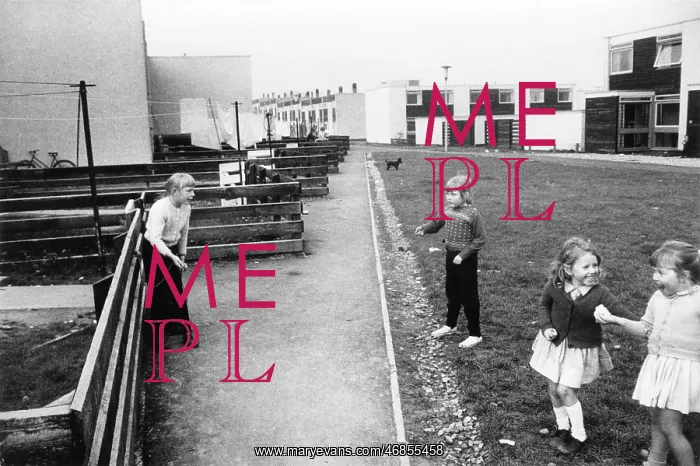 : Girls playing at Peterlee, County Durham : Girls playing at Peterlee, County Durham
