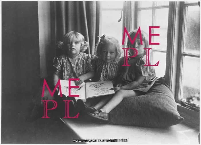 : THREE GIRLS READ : THREE GIRLS READ