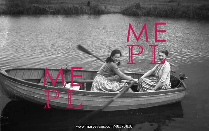  : Two girls rowing