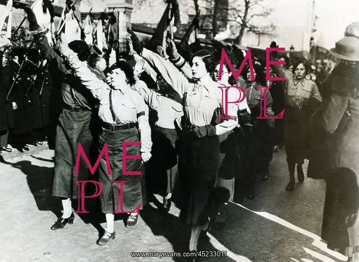 : Girls from the Solidarit? Fran?aise, a right ? : Girls from the Solidarit? Fran?aise, a right ?