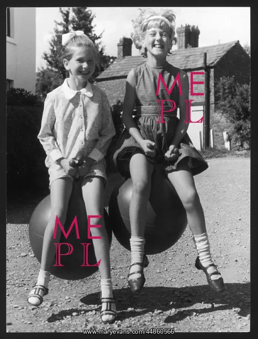 : GIRLS ON SPACEHOPPERS : GIRLS ON SPACEHOPPERS