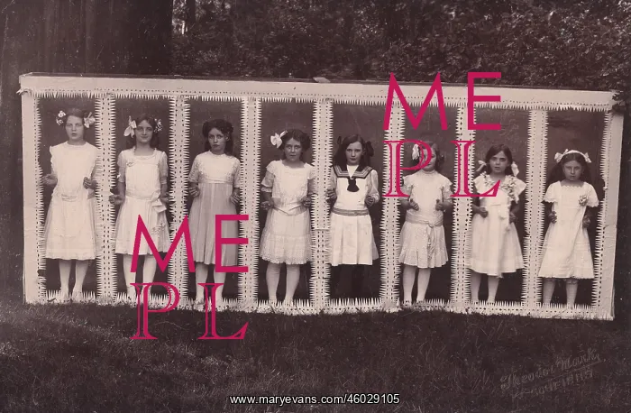 : Girls in withe dresses : Girls in withe dresses