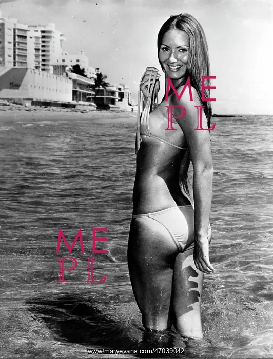 : Girls of the World in Bikini : Girls of the World in Bikini