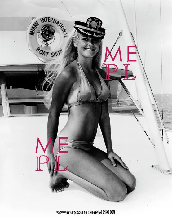 : Girls of the World in Bikini : Girls of the World in Bikini