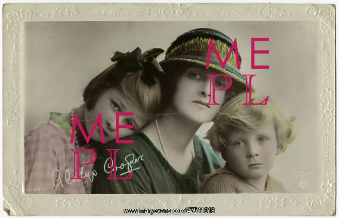 : Gladys Cooper and her children : Gladys Cooper and her children