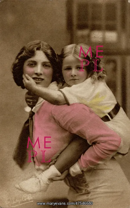 : Gladys Cooper with daughter Joan Buckmaster : Gladys Cooper with daughter Joan Buckmaster