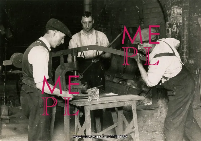 : GLASSMAKING - CUTTING : GLASSMAKING - CUTTING