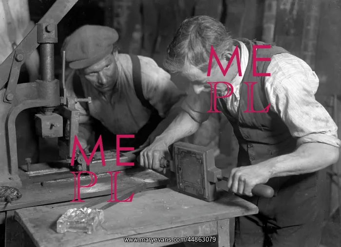 : GLASSMAKING - MOULDING : GLASSMAKING - MOULDING