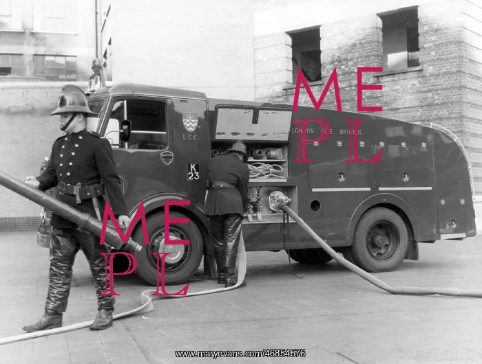 : GLC-LFB - Foam Tender and crew at Battersea : GLC-LFB - Foam Tender and crew at Battersea