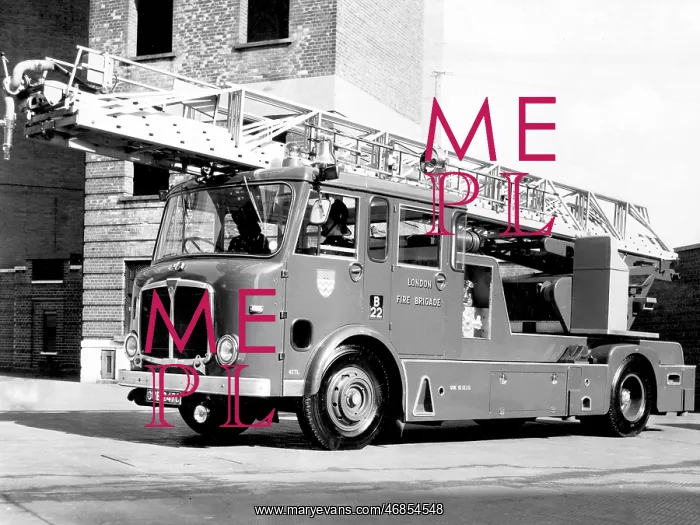 : GLC-LFB - Turntable Ladder at Brigade HQ : GLC-LFB - Turntable Ladder at Brigade HQ
