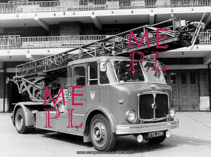 : GLC-LFB - Turntable Ladder at Brigade HQ : GLC-LFB - Turntable Ladder at Brigade HQ