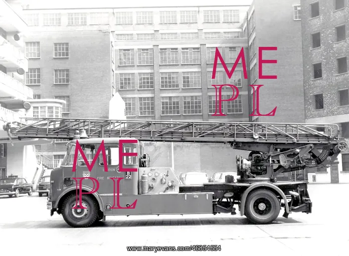 : GLC-LFB - Turntable Ladder at Brigade HQ : GLC-LFB - Turntable Ladder at Brigade HQ