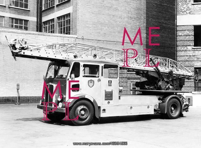 : GLC-LFB - Turntable Ladder at Brigade HQ : GLC-LFB - Turntable Ladder at Brigade HQ