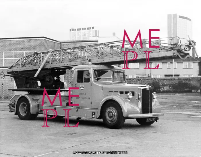 : GLC-LFB - Turntable Ladder at Croydon : GLC-LFB - Turntable Ladder at Croydon