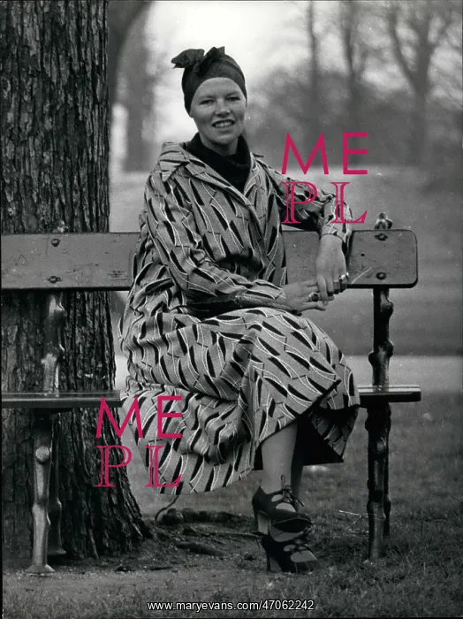 : Glenda Jackson, English actress, Kensington Gardens, London : Glenda Jackson, English actress, Kensington Gardens, London