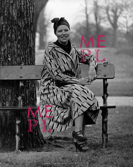  : Glenda Jackson, English actress, Kensington Gardens