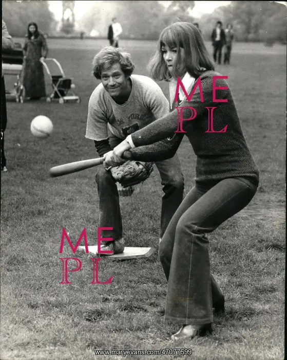: Glenda Jackson and George Segal play baseball : Glenda Jackson and George Segal play baseball