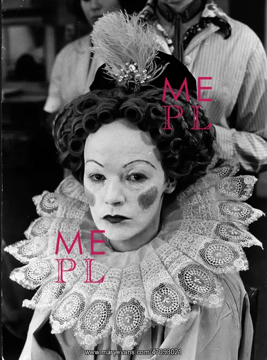 : Glenda Jackson, Queen Elizabeth I makeup session : Glenda Jackson, Queen Elizabeth I makeup session