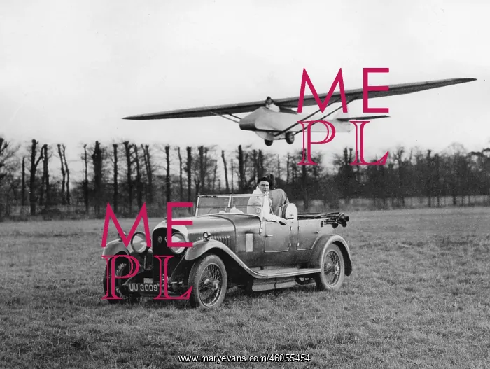 : Glider, towed by a car, rises to height. Training of air pilotes of the : Glider, towed by a car, rises to height. Training of air pilotes of the