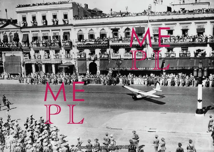 : Glider with pilot Jack O'Meara lands : Glider with pilot Jack O'Meara lands