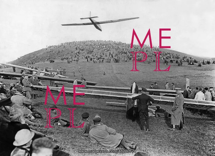 : Gliding event in the Rhoen Mountains, 1924 : Gliding event in the Rhoen Mountains, 1924
