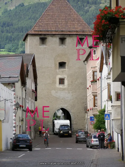  : Glorenza, gateway to medieval town