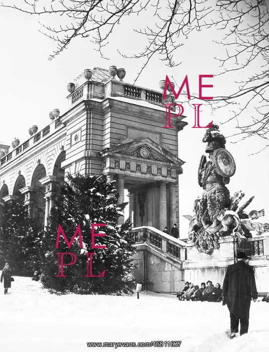 : Gloriette in Schonbrunn Park in snow : Gloriette in Schonbrunn Park in snow