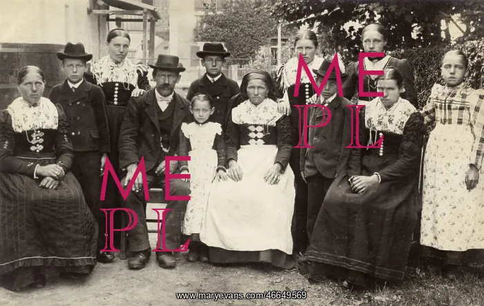: The Glums - a rather dour-faced German Extended Family : The Glums - a rather dour-faced German Extended Family