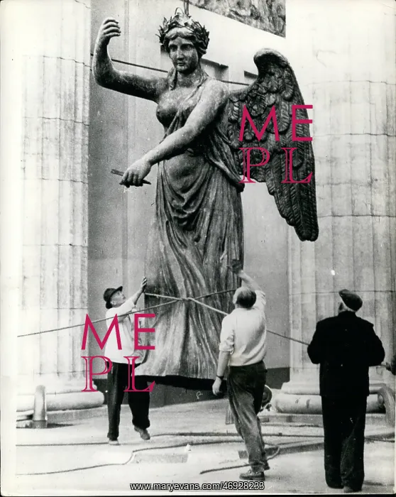: Goddess of Victory statue returns to Brandenburg Gate : Goddess of Victory statue returns to Brandenburg Gate