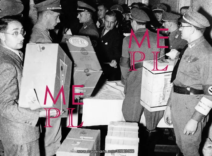 : Goebbels donates Volksempfaenger, 1936 : Goebbels donates Volksempfaenger, 1936