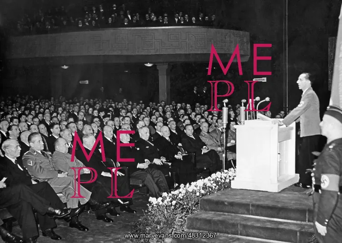 : Goebbels gives a speech at the factory roll call of Ufa : Goebbels gives a speech at the factory roll call of Ufa