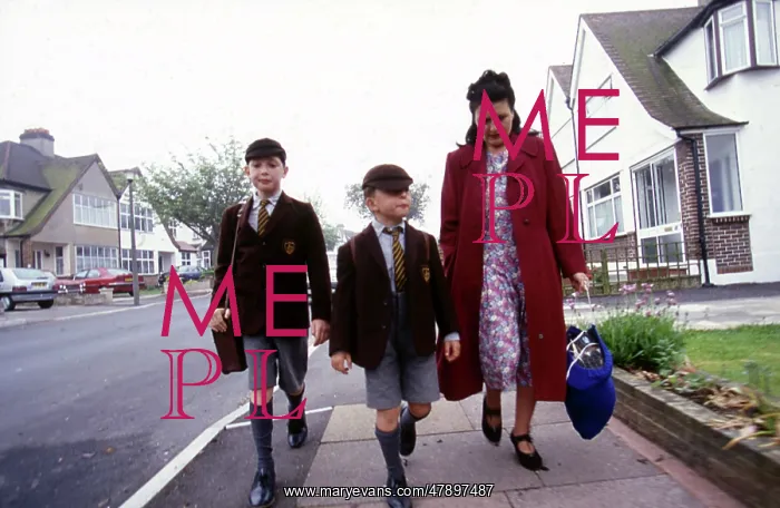 : GOING TO SCHOOL 1940S : GOING TO SCHOOL 1940S