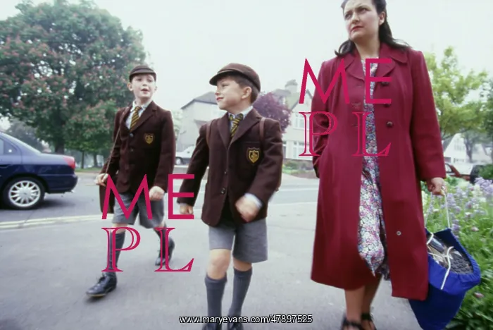 : GOING TO SCHOOL 1940S : GOING TO SCHOOL 1940S