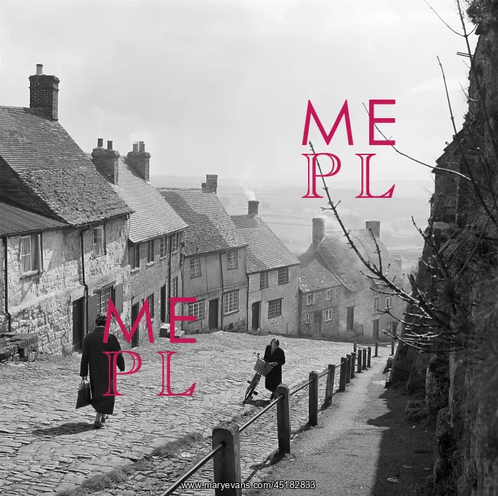 : Gold Hill. Two women walking on the cobbled Gold Hill in Shaftesbury : Gold Hill. Two women walking on the cobbled Gold Hill in Shaftesbury