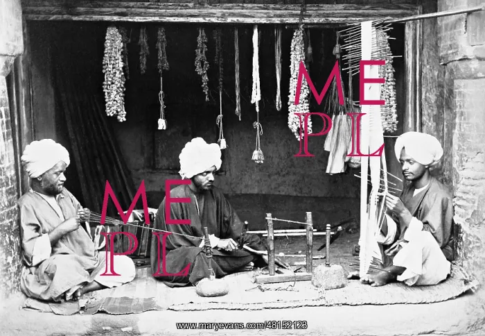 : Golden cloth weavers in Kashmir, 1903 : Golden cloth weavers in Kashmir, 1903