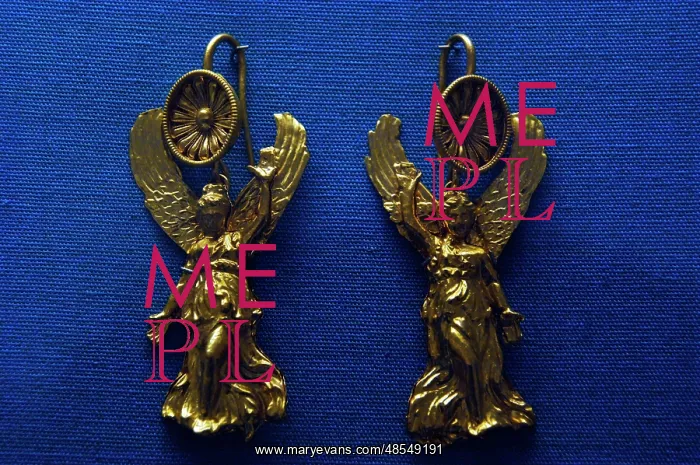 : Golden earrings with shaped like a Nike : Golden earrings with shaped like a Nike